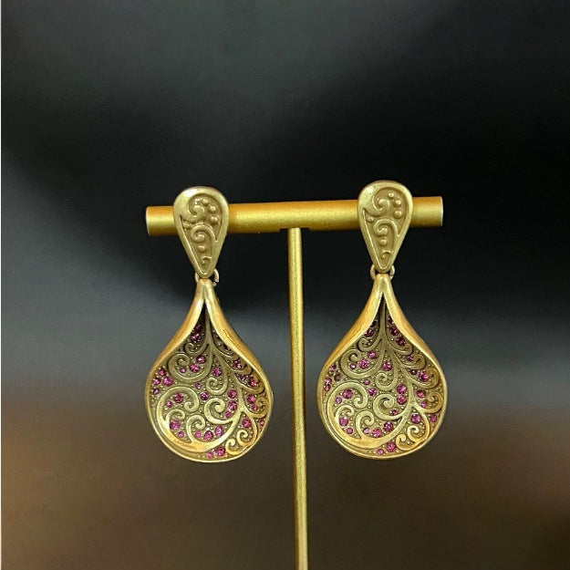 Classic Gold Earring with Timeless Appeal