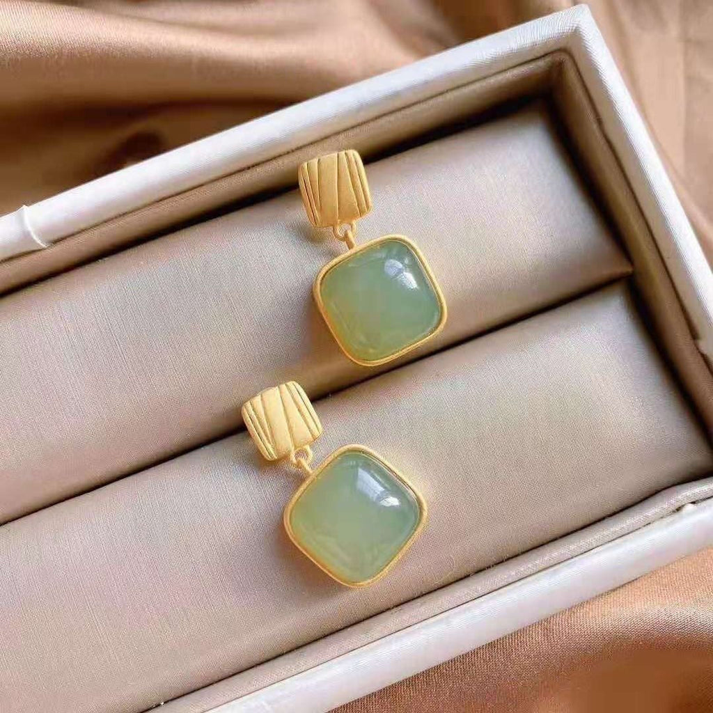 Classic Gold Earring with Timeless Appeal