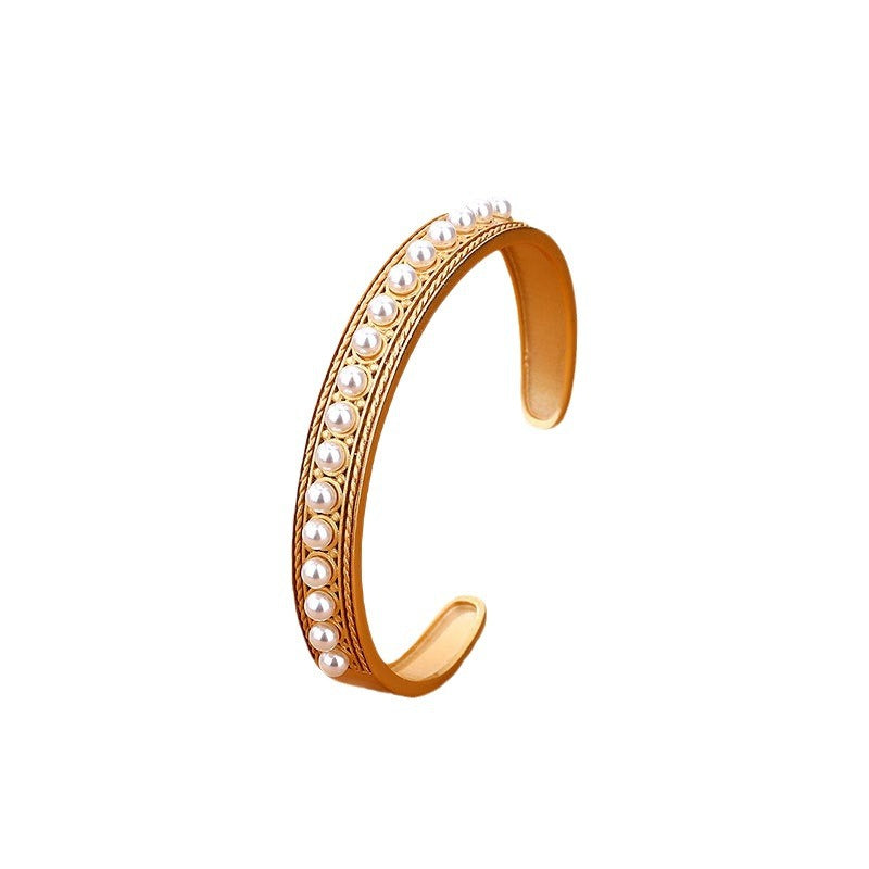 Romantic Gold Bracelet for Special Moments