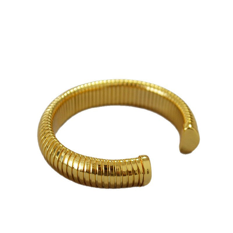 Romantic Gold Bracelet for Special Moments