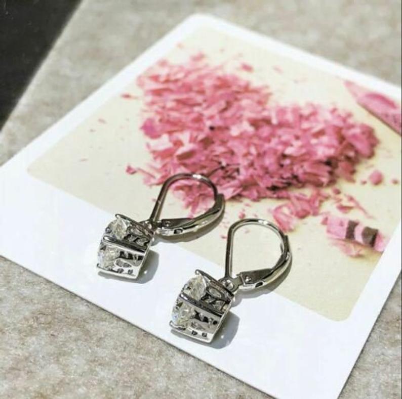 Classic Gold Earring with Timeless Appeal