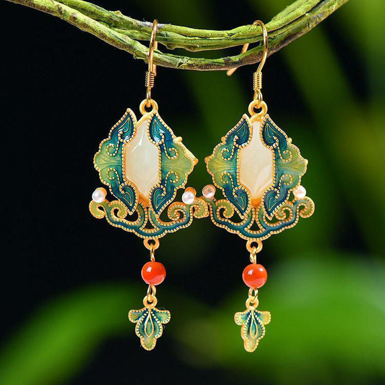 Classic Gold Earring with Timeless Appeal