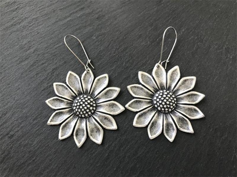 Romantic Gold Earring for Special Moments