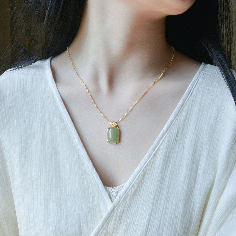 Stunning Gold Necklace for Daily Wear
