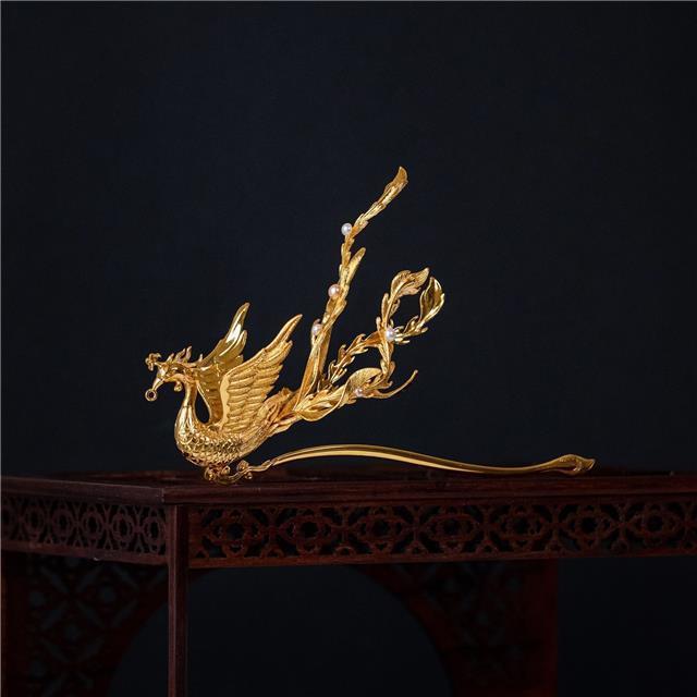 Beautiful Gold Piece with Unique Style