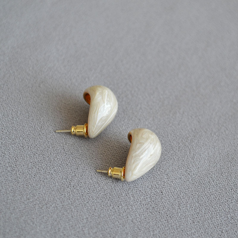 Classic Gold Earring with Timeless Appeal