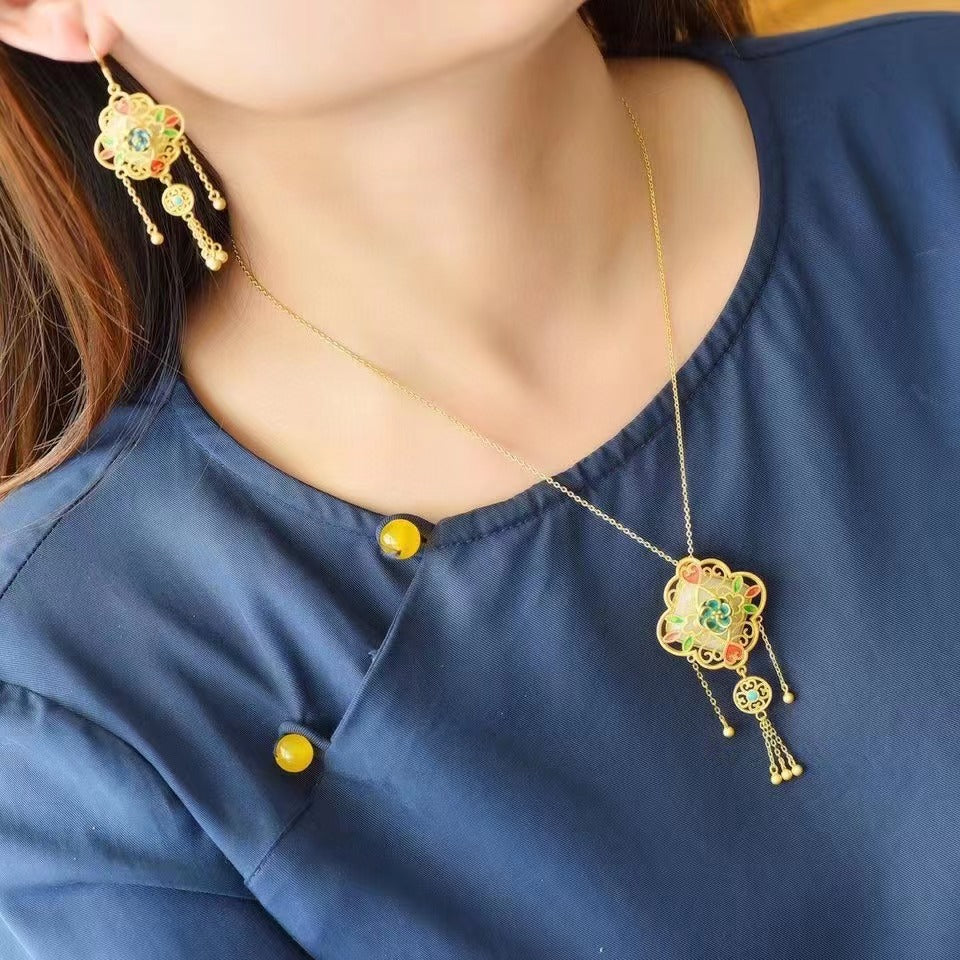 Classic Silver Necklace with Timeless Appeal