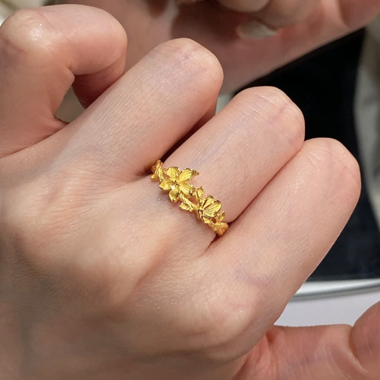 Classic Gold Ring with Timeless Appeal