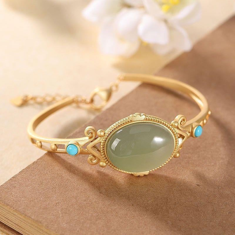 Classic Gold Bracelet with Timeless Appeal
