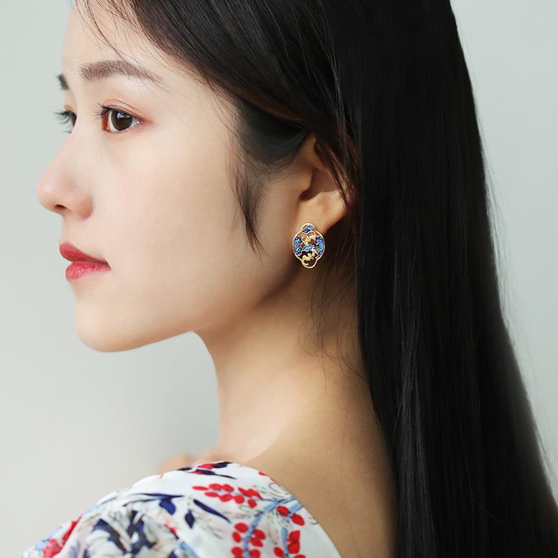 Charming Piece for Any Occasion
