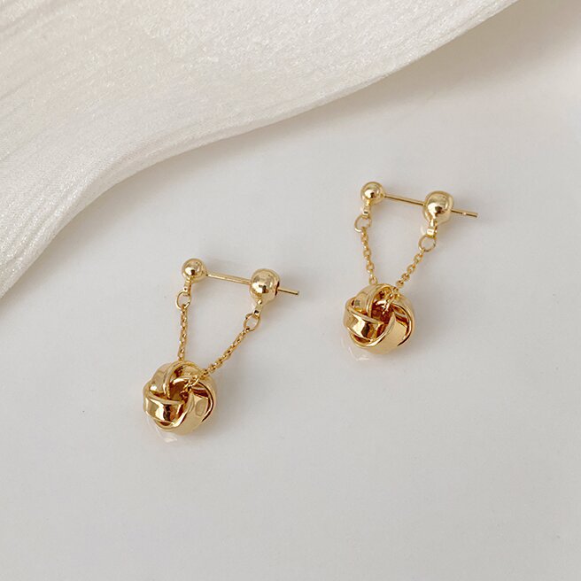 Charming Gold Earring for Any Occasion