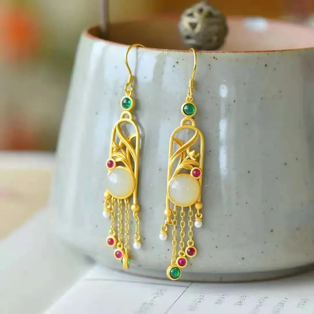 Classic Gold Earring with Timeless Appeal