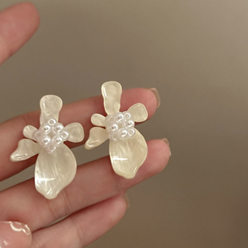 Romantic Pearl Earring for Special Moments