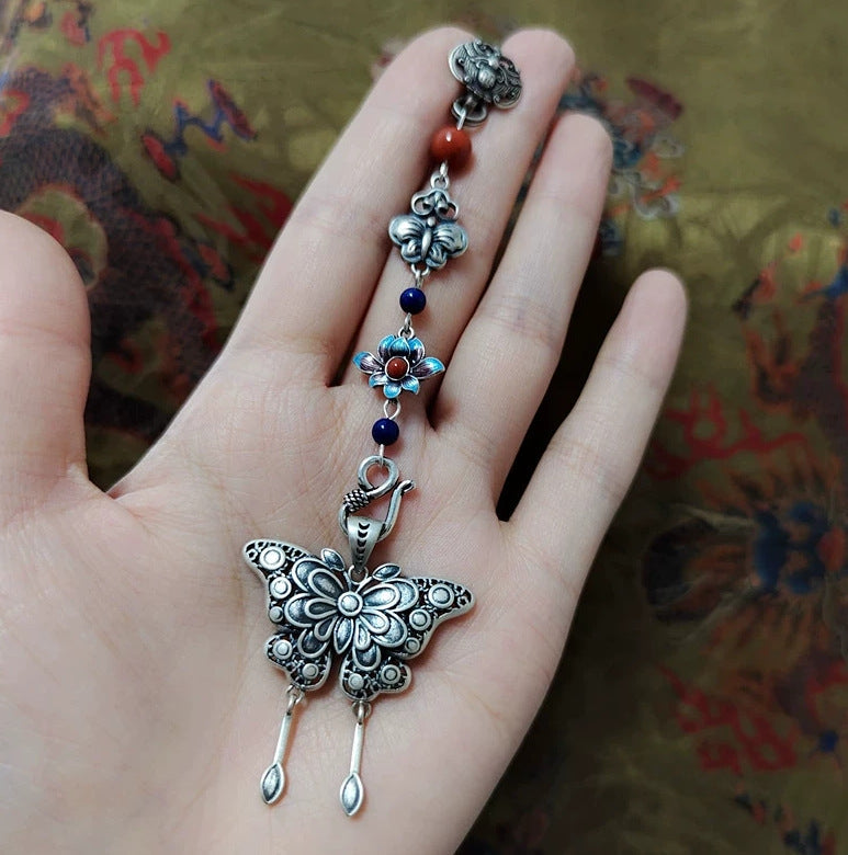Classic Silver Pendant with Timeless Appeal