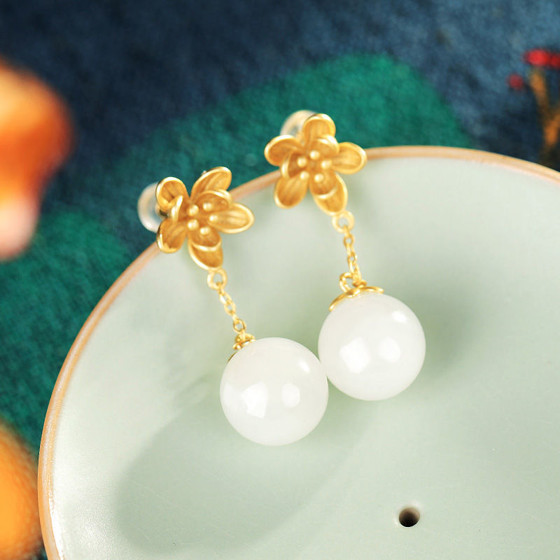 Classic Gold Earring with Timeless Appeal