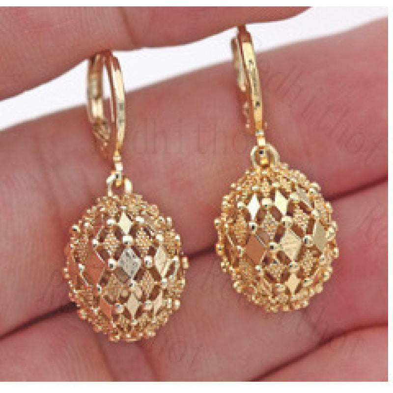 Classic Gold Earring with Timeless Appeal