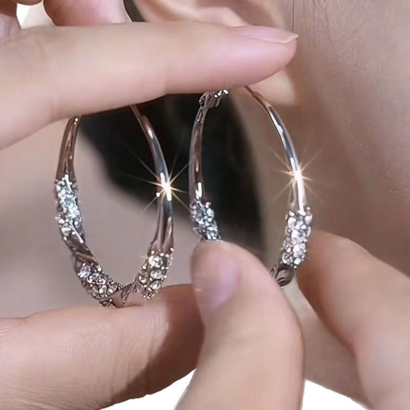 Charming Silver Earring for Any Occasion