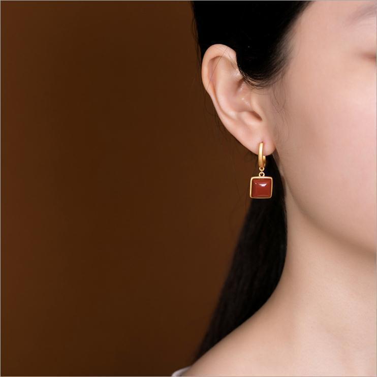 Classic Gold Earring with Timeless Appeal