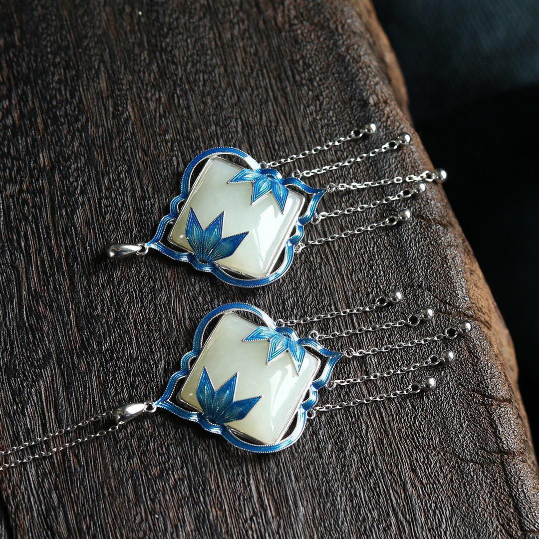 Classic Silver Pendant with Timeless Appeal
