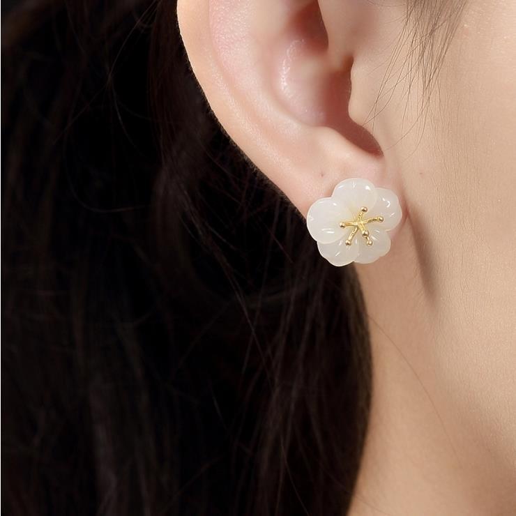 Beautiful Gold Earring with Unique Style