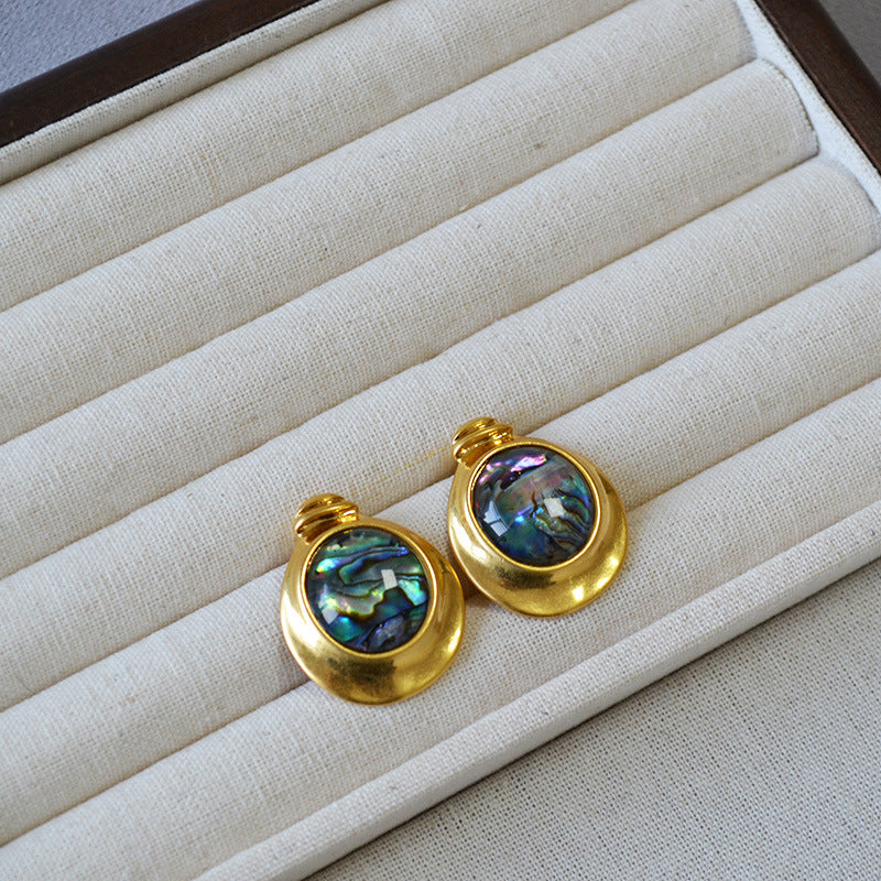 Charming Gold Earring for Any Occasion