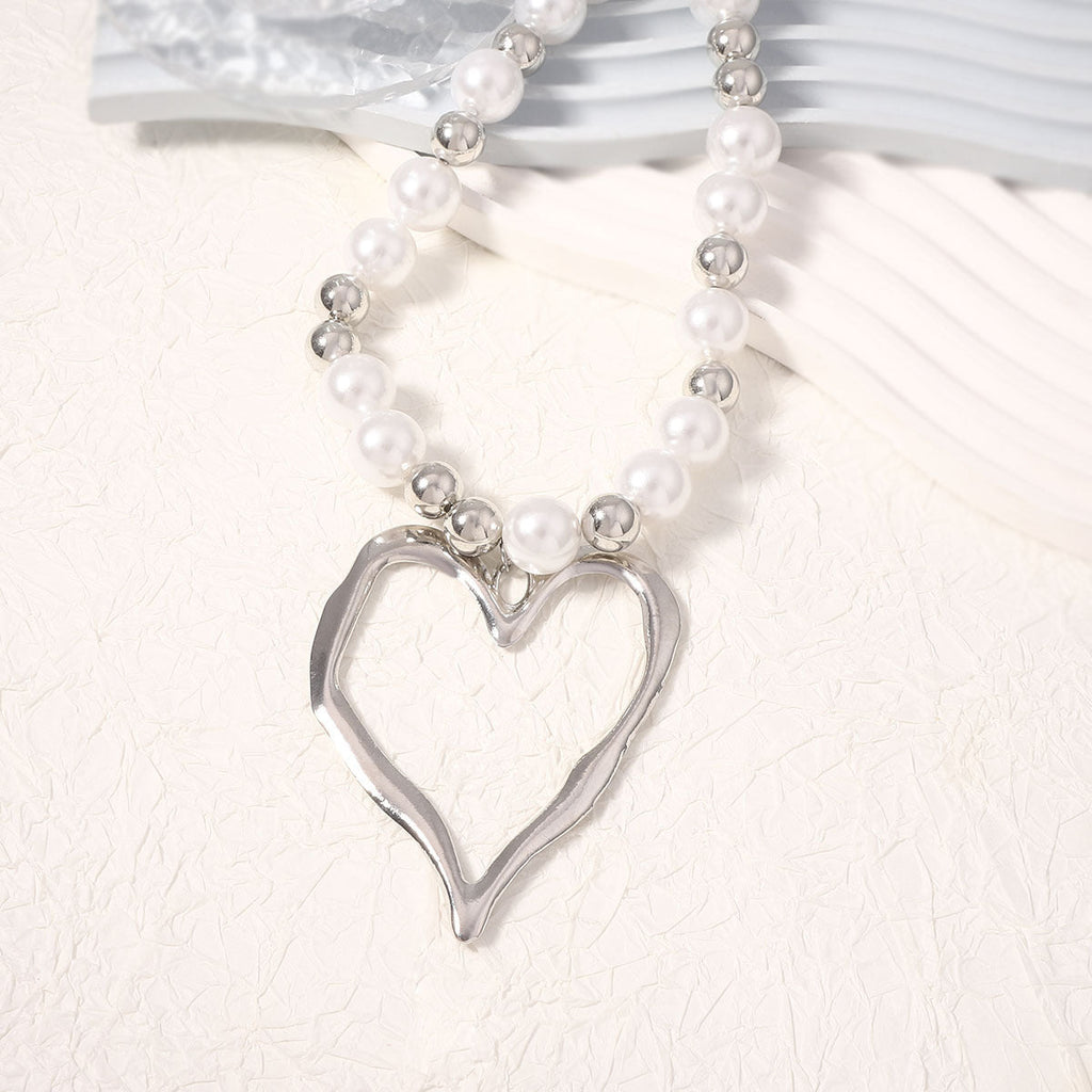 Classic Pearl Necklace with Timeless Appeal