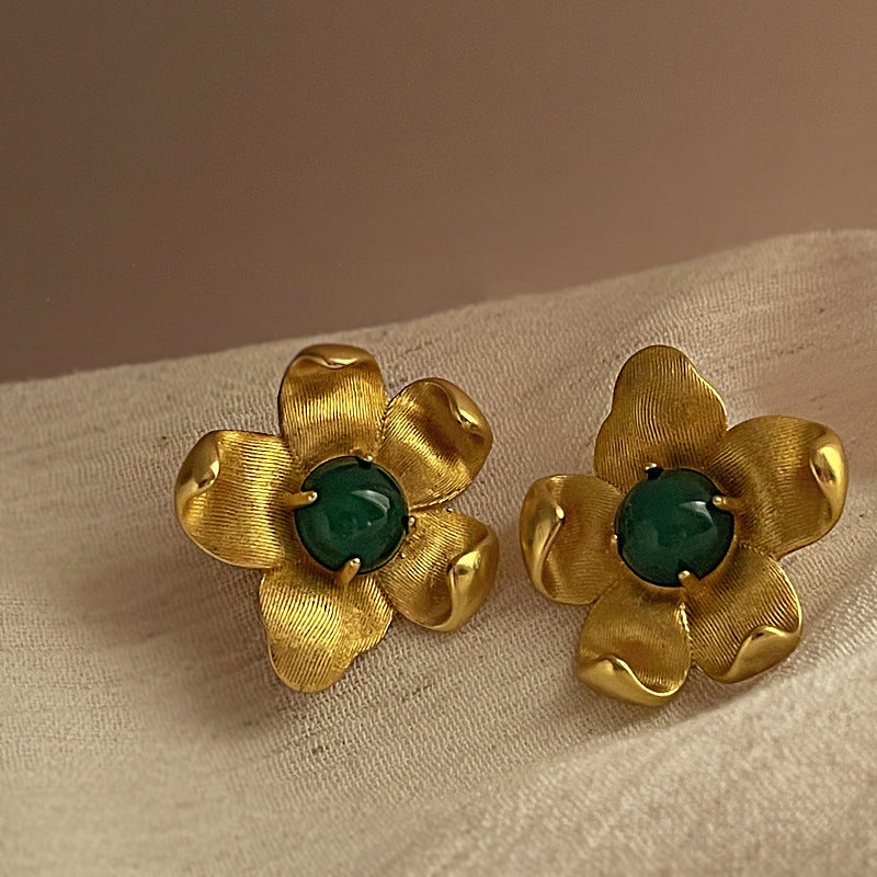 Charming Gold Earring for Any Occasion
