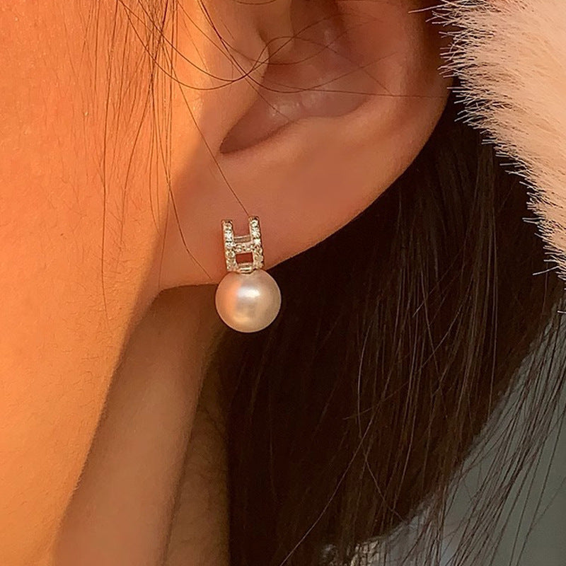 Classic Pearl Earring with Timeless Appeal
