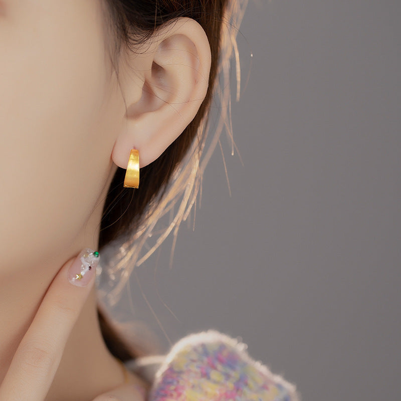 Classic Gold Earring with Timeless Appeal