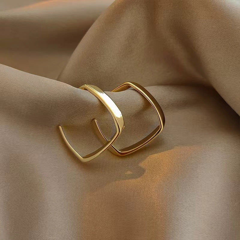Elegant Gold Earring for Every Occasion