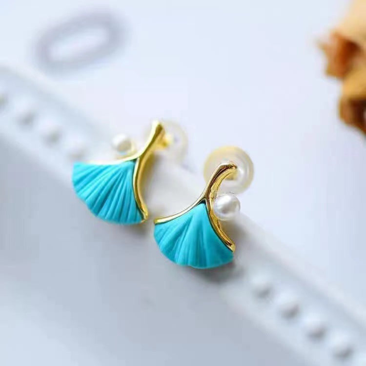 Classic Gold Earring with Timeless Appeal