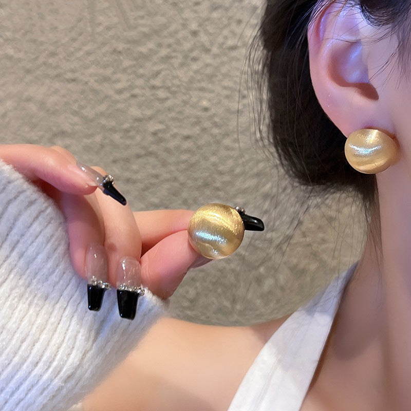 Classic Gold Earring with Timeless Appeal