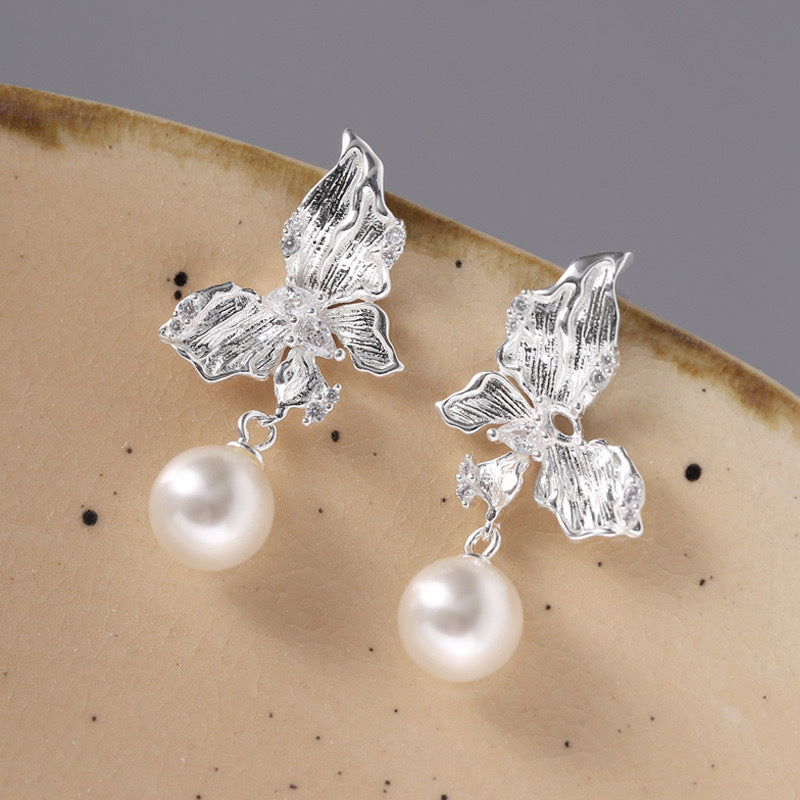 Beautiful Pearl Earring with Unique Style