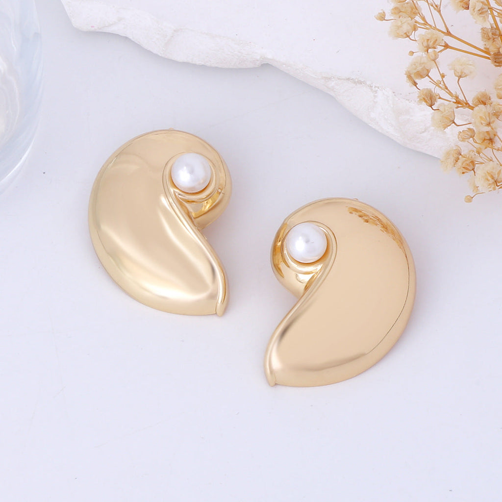 Classic Pearl Earring with Timeless Appeal
