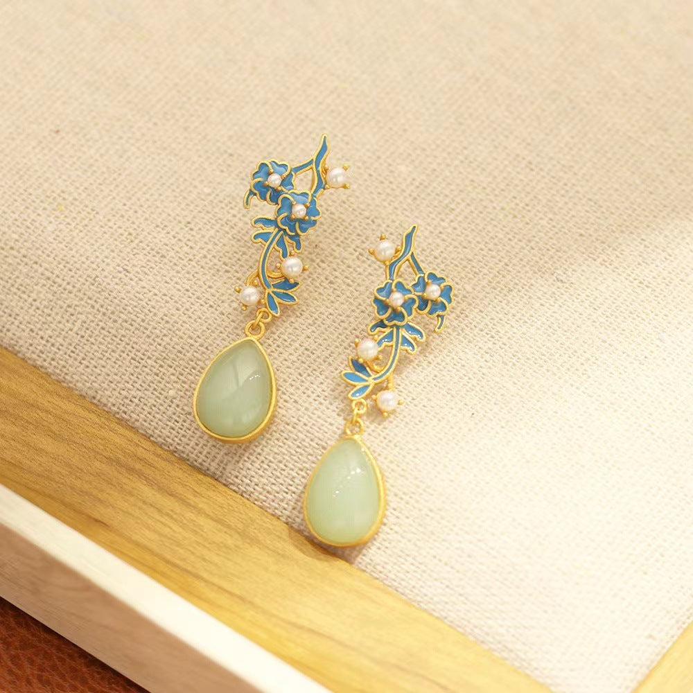 Classic Gold Earring with Timeless Appeal
