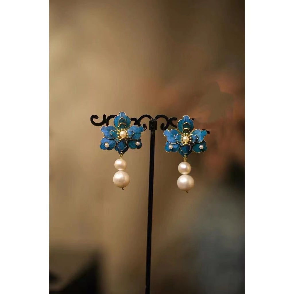 Charming Silver Earring for Any Occasion