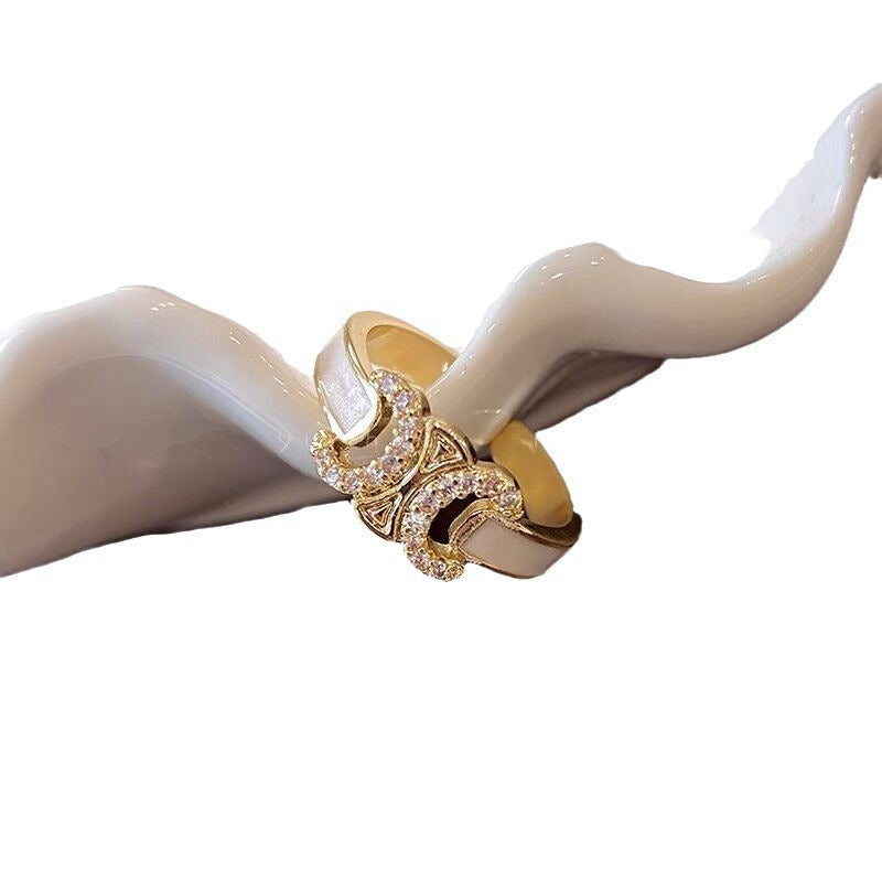 Classic Gold Ring with Timeless Appeal
