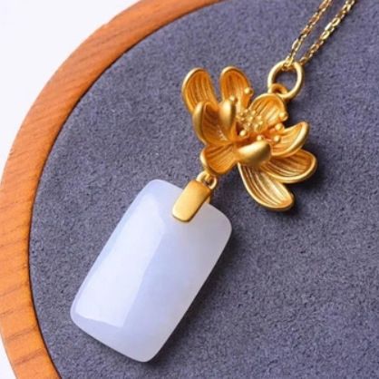 Beautiful Silver Necklace with Unique Style