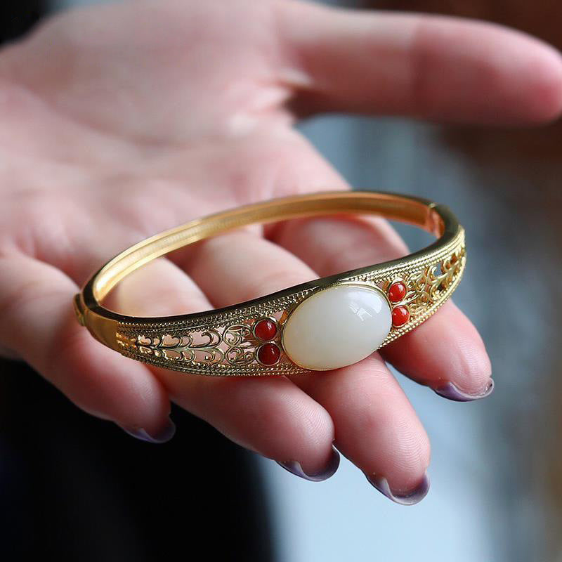 Romantic Gold Bracelet for Special Moments