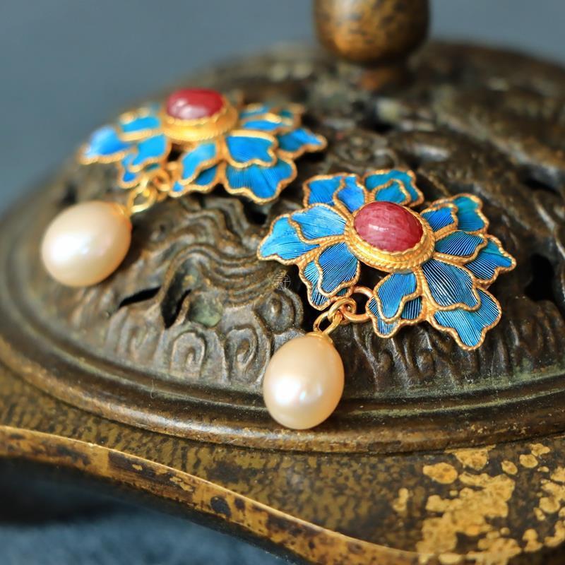 Charming Gold Earring for Any Occasion