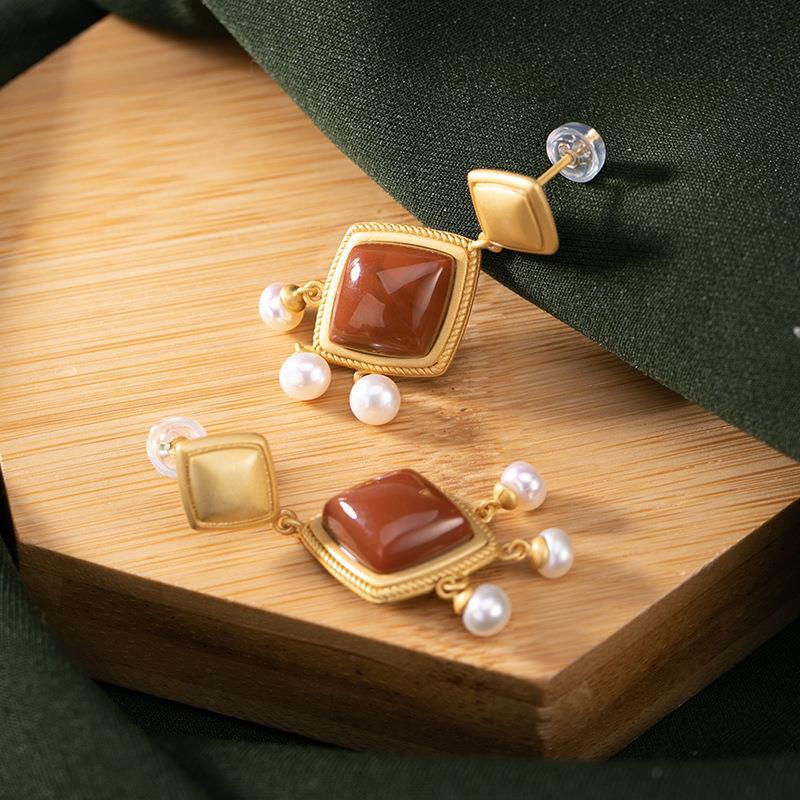 Charming Gold Earring for Any Occasion