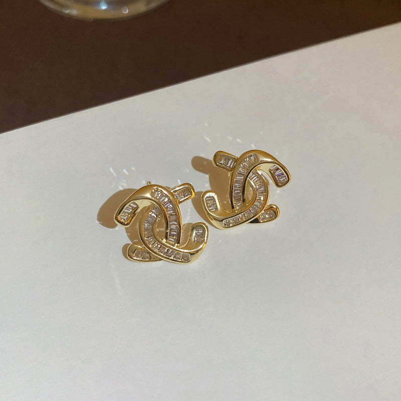 Charming Gold Earring for Any Occasion