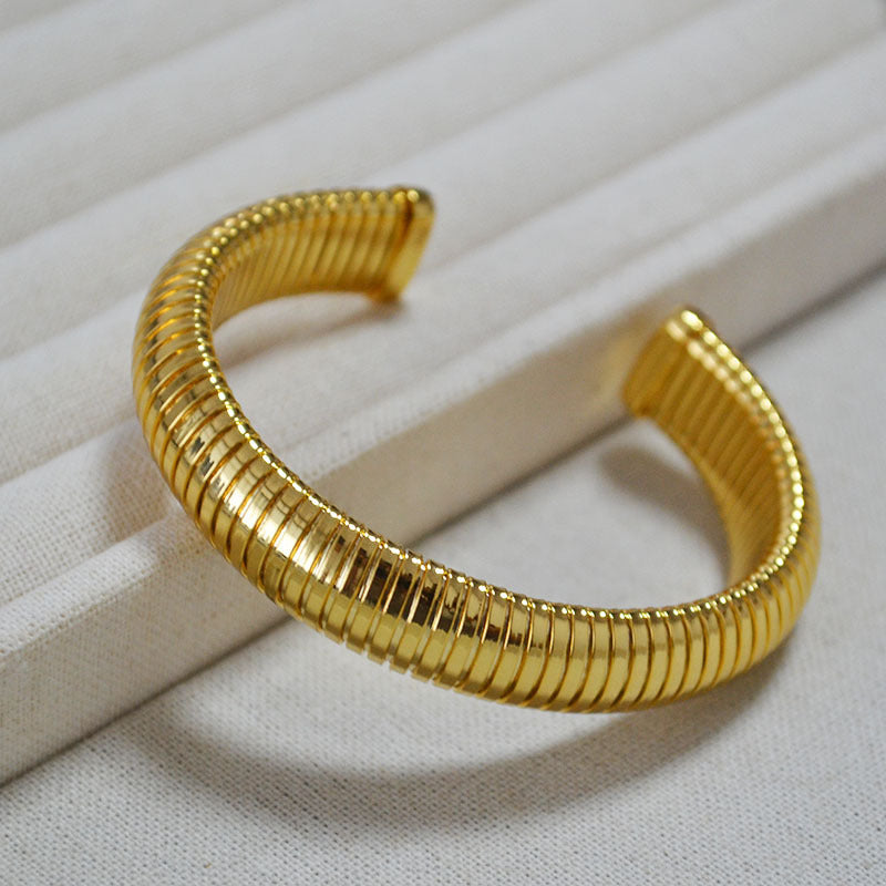 Romantic Gold Bracelet for Special Moments