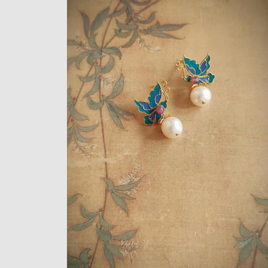 Classic Pearl Earring with Timeless Appeal