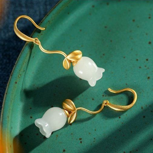 Romantic Silver Earring for Special Moments
