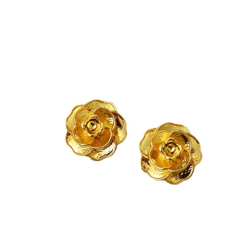 Classic Gold Earring with Timeless Appeal