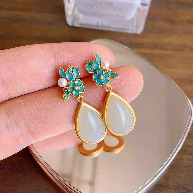 Beautiful Gold Earring with Unique Style