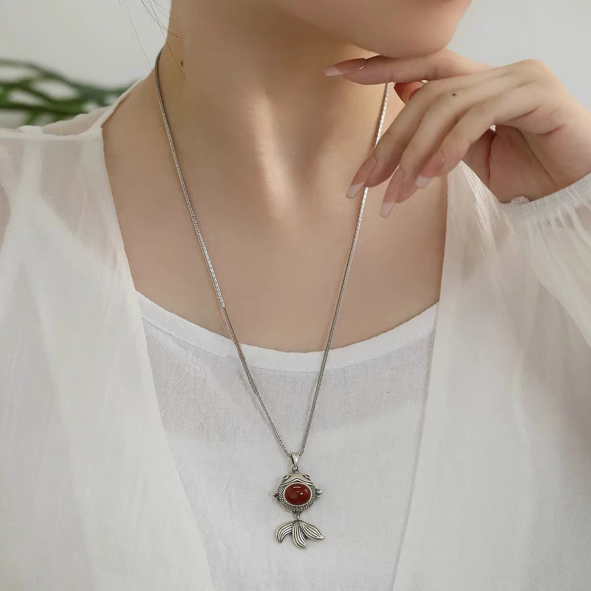 Romantic Silver Necklace for Special Moments
