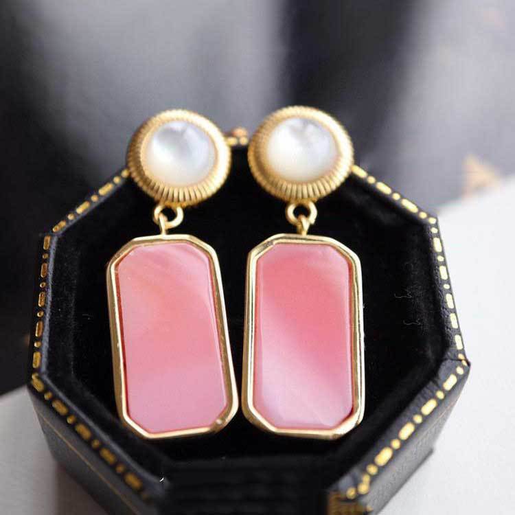 Romantic Gold Earring for Special Moments