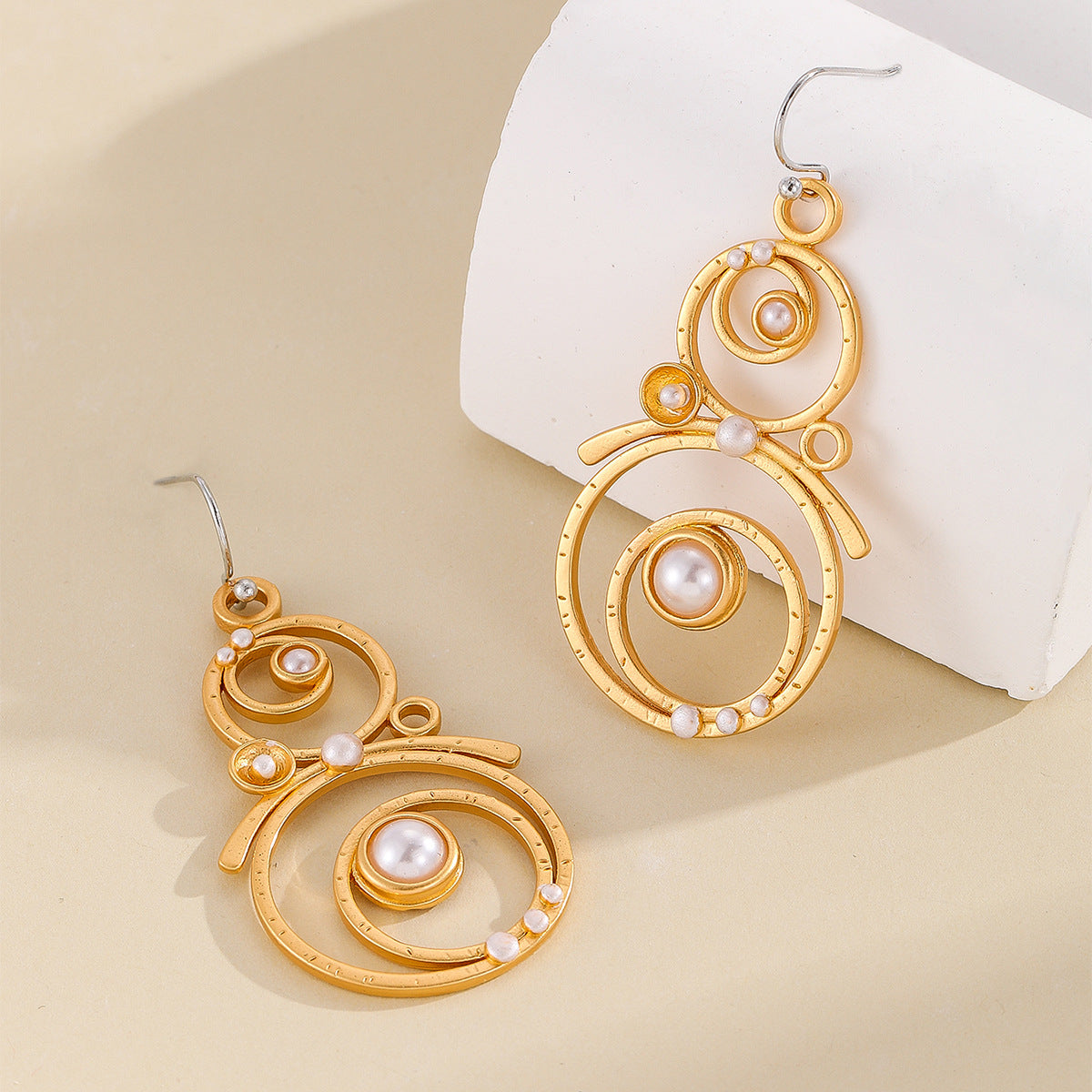 Classic Gold Earring with Timeless Appeal